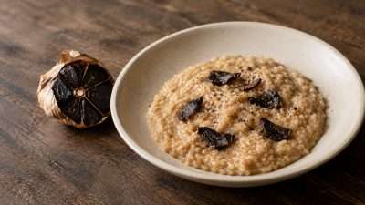 Piatto di risotto all'aglio nero con lamelle di aglio nero in superficie